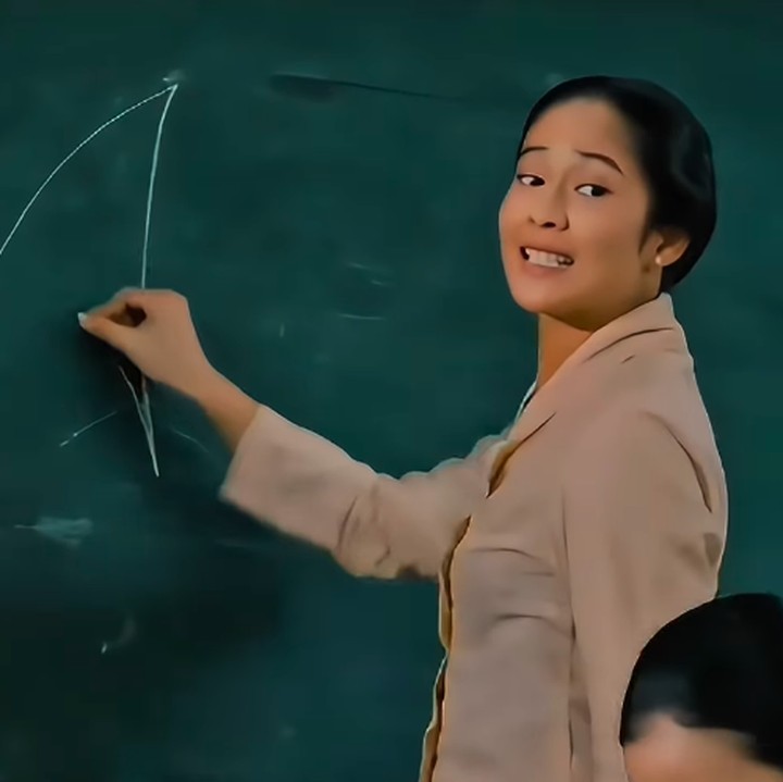 <p>Dalam rangka merayakan Hari Kartini, Dian Sastro mengunggah potongan film Kartini yang dibintangi langsung oleh dirinya. Dian pun menyebut sangat bersyukur bisa memerankan Ibu Kartini yang menjadi panutan banyak generasi. "'Perempuan harus bisa membaca. Harus bisa menulis. Harus bisa berpikir'. Suatu kehormatan ketika pekerjaan yang aku jalani bisa membawa aku untuk bisa memerankan Ibu Kartini. Perempuan panutan yang tidak hanya bermimpi untuk dirinya sendiri, tapi juga untuk generasi setelahnya. Selamat hari kartini untuk seluruh peremuan Indonesia. Terus berdaya dan berkarya," ujar Dian. (Foto: Instagram: @therealdisastr)</p>