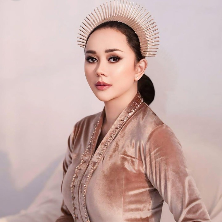<p>Aura Kasih turut mengunggah momennya mengenakan kebaya bludru warna cokelat dalam rangka merayakan Hari Kartini. Dirinya menulis bahwa Kartini adalah cahaya yang tidak pernah padam. "Kartini adalah cahaya yang tidak pernah padam, menyinari langkah perempuan dari masa ke masa. Selamat Hari Kartini, untuk setiap jiwa yang berani bersinar," tutur Bunda satu anak ini. (Foto: Instagram: @aurakasih)</p>