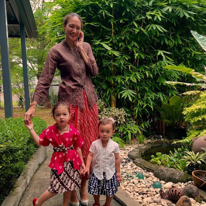 <p>Nadine Chandrawinata mengunggah potret kebersamaan dengan kedua putrinya, Djiwa dan Djala, dengan mengenakan kebaya. Ia berharap kedua putrinya tumbuh menjadi wanita yang sabar dan bermanfaat. "Kartiniku. Jadilah wanita sabar dan bermanfaat ya, Nak," ungkap Nadine dengan menyisipkan emotikon hati. (Foto: Instagram: @nadinelist)</p>