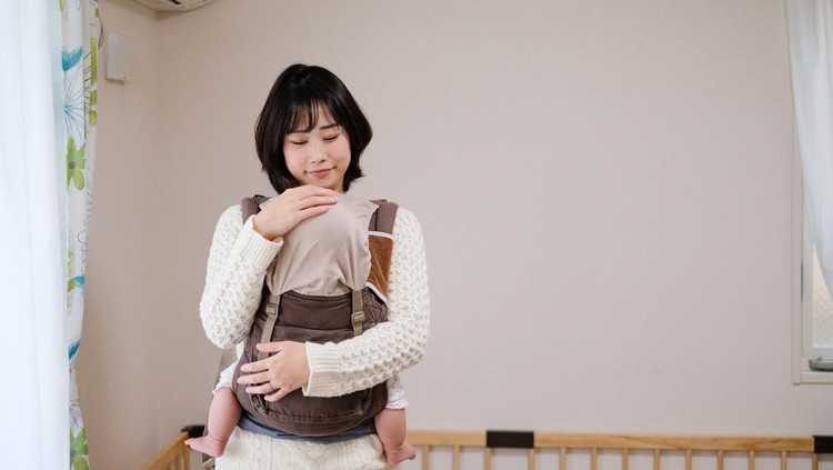 Cara menggendong bayi