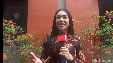 img-title Tak Hanya Penunjang Karier, Denada Lakukan Oplas untuk Dapatkan Pendamping Baru