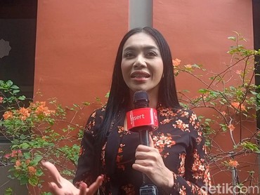 img-title Tak Hanya Penunjang Karier, Denada Lakukan Oplas untuk Dapatkan Pendamping Baru