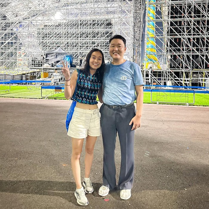 Kalau nonton konser, tentu wajib pakai outfit ternyaman dan fashionable. Ketika menyaksikan PSY, Dhika terlihat kasual mengenakan cropped tee dengan motif geometris serta tekstur ruched, di-mix-and-match dengan celana pendek beige dan sneakers/ Foto: Instagram.com/dhikahimawann