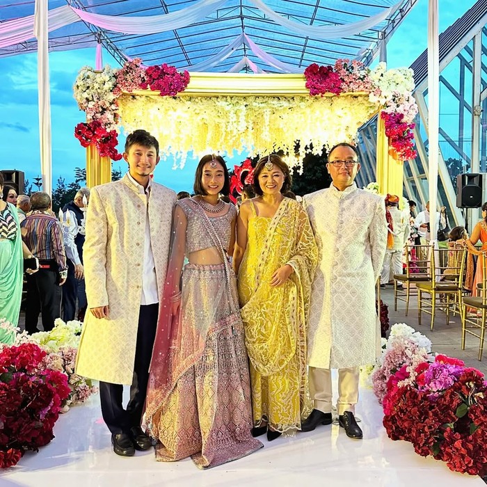 Pada kesempatan kondangan tematik lainnya, Dhika bersama keluarga menyesuaikan dresscode busana tradisional India, Beauties. Pada momen itu, lehenga perak dengan sentuhan pink membuat gayanya kian glamor/ Foto: Instagram.com/dhikahimawann