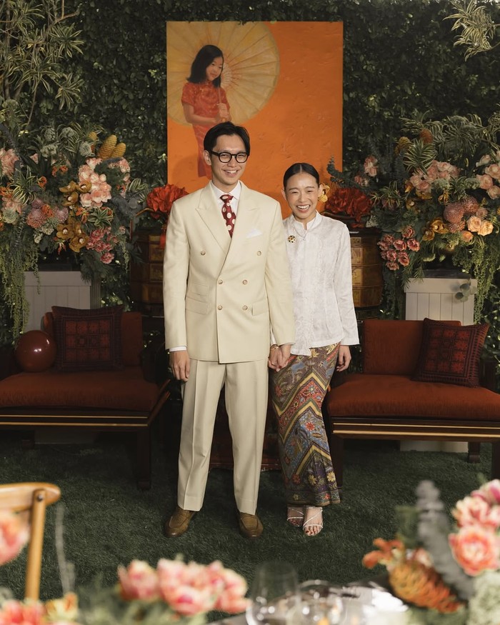 Terakhir, tentu saja ketika momen lamaran dengan Brandon Salim. Tetap mempertahankan minimalis, gaya lamaran Dhika Himawan begitu anggun dalam busana tradisional Indonesia, yakni kebaya janggan putih kerah shanghai yang dipakai bersama kain batik. Bros dan hair piece bunga anggrek menjadi statement yang sempurnakan gayanya/ Foto: Instagram.com/dhikahimawann