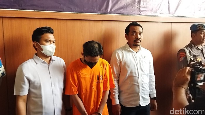 Dokter PPDS UI, Muhammad Azwindar Eka Satria (39), merekam mahasiswi mandi ditahan Polres Jakpus (Kurniawan F/detikcom)