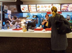 Duh! Gegara Lupa Gunting Kuku, Pegawai Resto Cepat Saji Ini Didenda Rp 3,9 Juta