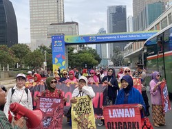 Hari Kartini, Emak-emak Gelar Aksi di Depan Gedung Sarinah Pakai Kebaya