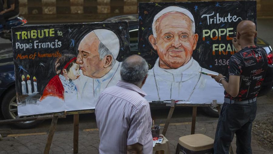 India Obit Pope Francis Global Reax An Indian artist Sagar Kambli makes a painting of Pope Francis as a mark of tribute on a sidewalk in Mumbai, India, Monday, April 21, 2025. (AP Photo/Rafiq Maqbool)