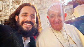 Pemeran Yesus di The Chosen Kenang 2 Kali Ketemu Paus Fransiskus