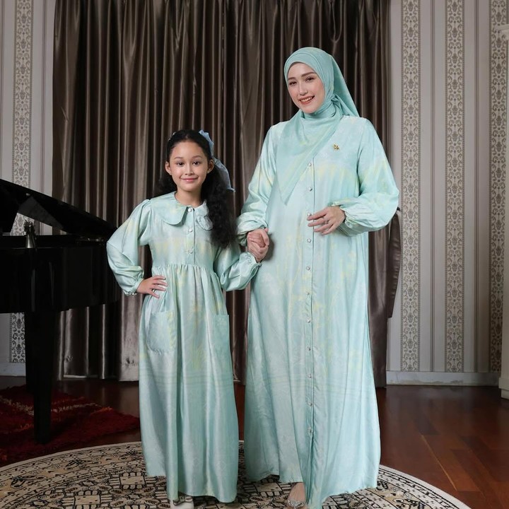 <p>Melihat dari laman Instagram, sang Bunda mengunggah potret kebersamaanya dengan Kayla mengenakan baju kembar. Adelia pun turut memberikan ucapan serta harapan untuk sang putri. (Foto: Instagram: @adeliapasha)</p>