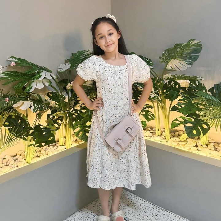 <p>"<em>Happy milad</em> anak cantikku sayang @princesskaylamutiara. Semoga ALLAH SWT selalu menjaga Kayla di manapun. Diberikan kesehatan, keberkahan dalam hal apa pun. Semoga Kayla bisa menjadi anak kebanggaan Mommy dan Daddy yang selalu baik dalam bertutur kata, berperilaku, menghargai orang lain, selalu ingat sama Allah yang menciptakan Kayla ke dunia. Semoga segala cita-cita Kayla bisa tercapai karena Kayla pengen banget jadi penyanyi katanya. Daddy dan Mommy sudah ciptakan lagu buat Kayla yang insyaAllah bisa didengar banyak orang. Kami mencintaimu," tulis Adelia dengan menyisipkan emotikon hati. (Foto: Instagram: @adeliapasha)</p>