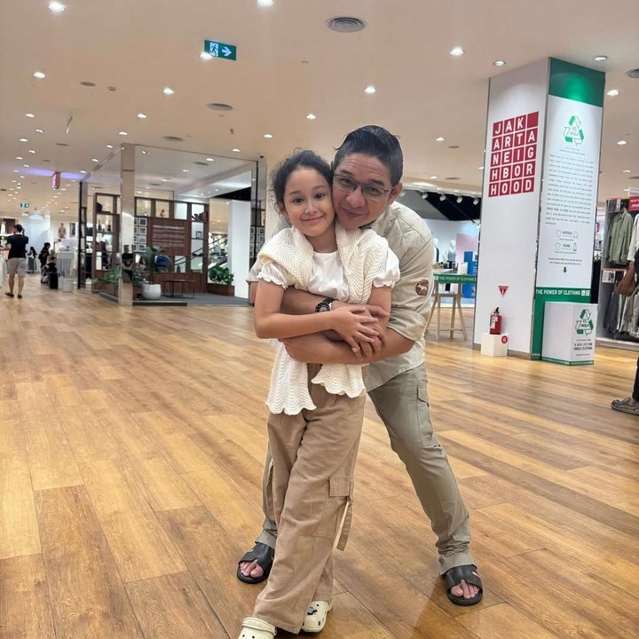 <p>"Selamat ulang tahun ke-8 <em>princess</em>-ku. Daddy, Mommy, nenek-kakek, kakak-kakak, semuanya berdoa semoga Dedek Kayla tumbuh besar berkembang menjadi anak yang cantik, sehat, pintar, hebat salat mengaji-nya, serta penyayang keluarga, juga sukses menggapai cita-cita di masa depan, amin. Kami mencintaimu, sayang, muachhh!" tutur Parsha. (Foto: Instagram: @pashaungu_vm)</p>