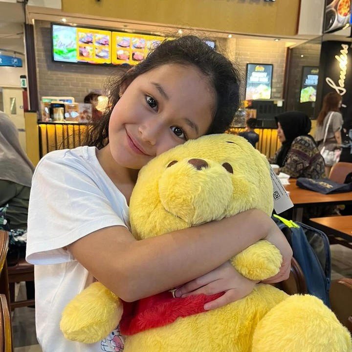 <p>Tidak hanya Adelia, Pasha juga turut mengucapkan selamat ulang tahun kepada sang putri. Ia membagikan potret Kayla yang memeluk boneka Winnie The Pooh. (Foto: Instagram: @pashaungu_vm)</p>