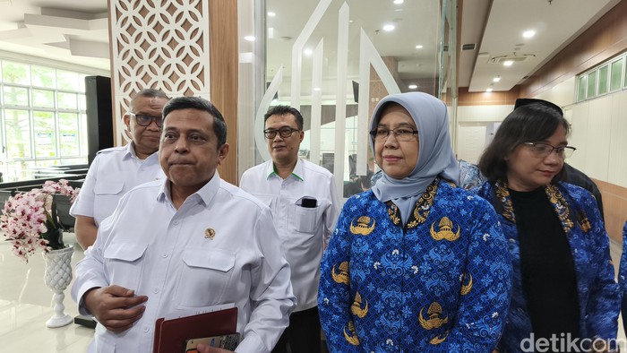 Kepala BPJPH Haikal Hassan (kiri) dalam konferensi pers di  Gedung BPJPH, Jakarta Timur, Senin (21/4/2025).
