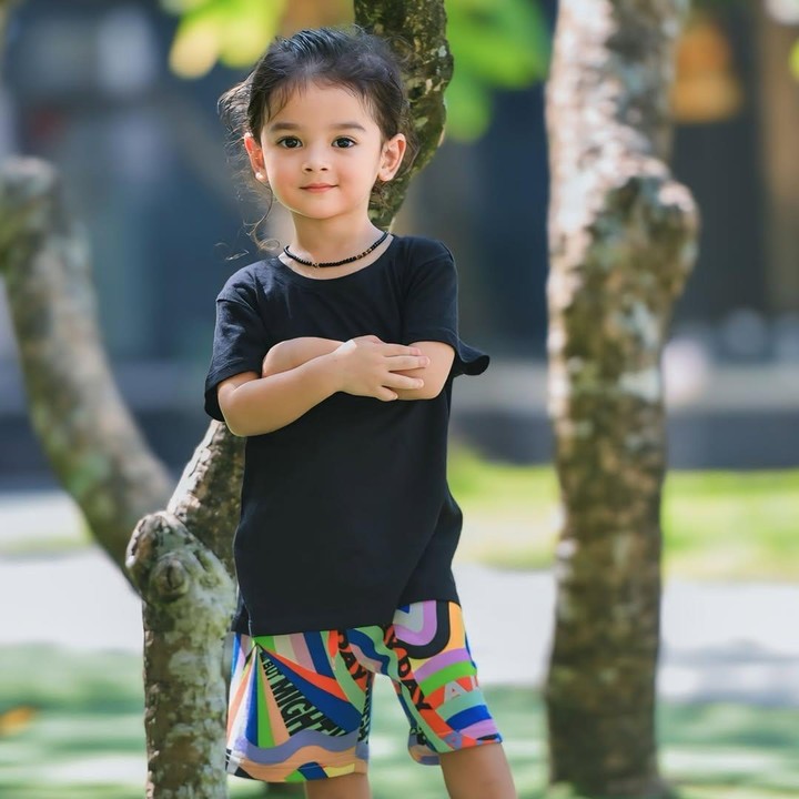 <p>"<em>MasyaAllah tabarakallah.</em> Dede Zhafi bayi Mommy sudah pintar gaya. Anak saleh, anteng, cerdas dari lahir sampai detik ini tumbuh tanpa gadget, kosa katanya kalau kata dokter <em>@drtiwi</em> di atas umurnya, sampai bikin kaget ya dok sama respon adik. Tumbuh jadi anak baik, cerdas, Mommy Daddy akan selalu ada buat anak-anak Mommy. Lincah, kreatif, enggak apa-apa ya main ngacak-ngacak, coret-coret bareng Mommy Daddy, Mommy Daddy selalu ada untuk kamu ya, Nak," ungkap Fairuz dengan menyisipkan emotikon hati. (Foto: Instagram: @fairuzarafiq)</p>