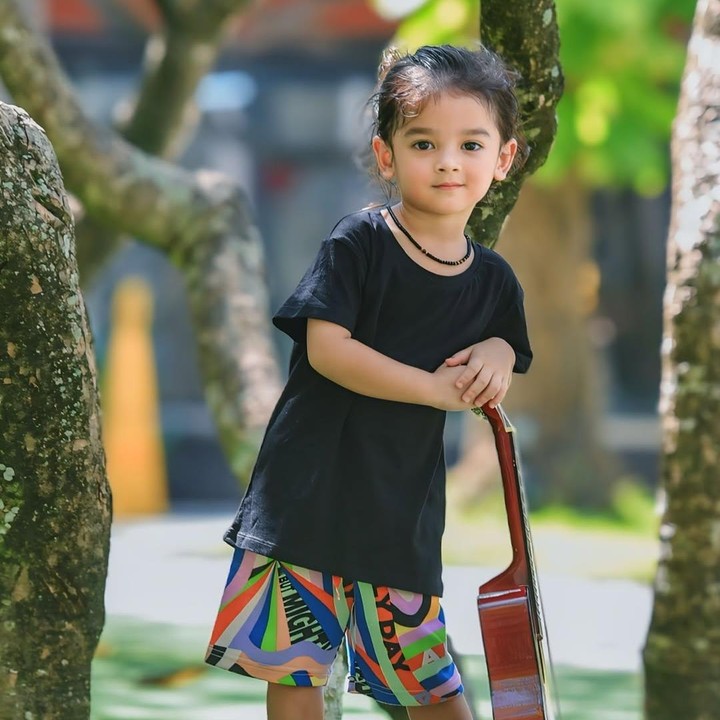 <p>Pada unggahan ini pula Bunda tiga anak itu menyebut kalau putra bungsunya tumbuh tanpa gadget hingga usianya saat ini. Bahkan, dokter anak yang memeriksananya pun sampai kaget melihat tumbuh dan kembang Zhafi. (Foto: Instagram: @fairuzarafiq)</p>