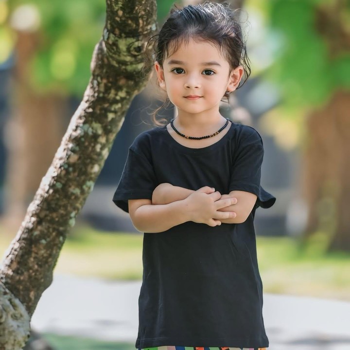 <p>"Setiap ketemu orang nanya umurnya banyak yang kaget masih tiga tahun karena tumbuh kembangnya <em>MasyaAllah</em>. Kalau makan di manapun main adonin kecap, garam, dan teman-temannya, izin yang punya tempat makana diizinin. Enggak apa-apa ya Dek, selama enggak banyak-banyak ngambilnya. Bersyukur banget Mommy Daddy berhasil besarin anak-anak tanpa gadget di usia <em>golden age</em>-nya dan <em>insyaAllah</em> istiqomah dan seperlunya saat remaja nanti, ya," papar Fairuz. (Foto: Instagram: @fairuzarafiq)</p>
