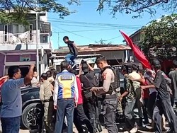 Ricuh Mahasiswa dan Satpol PP, Mobil Dinas Wakil Bupati Bima Dirusak
