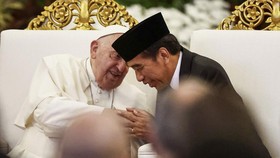 Muzani Ungkap Alasan Prabowo Utus Jokowi Hadiri Pemakaman Paus