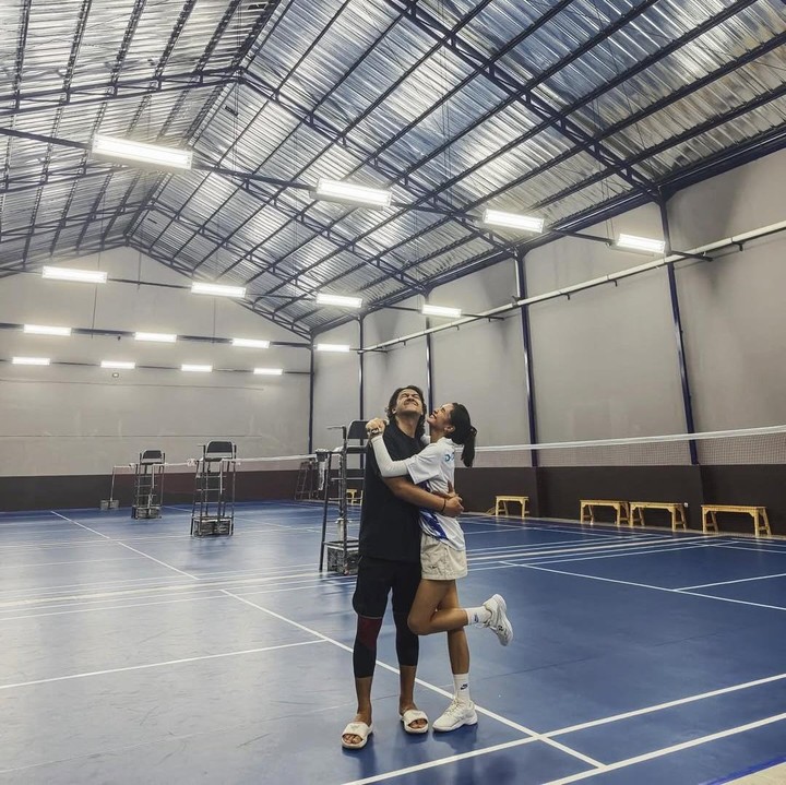 <p>"Menyaksikan impianmu terwujud dan hasil kerja kerasmu membuahkan hasil merupakan berkah yang luar biasa <em>@devamahenra</em>. Selamat atas bertambahnya usiamu dan menghabiskan hari mencoba <em>@desimalbadminton</em> bersama orang-orang tersayang untuk pertama kalinya. Aku bangga menjadi bagian dari perjalanan ini bersamamu," tulis Mikha. (Foto: Instagram: @miktambayong)</p>