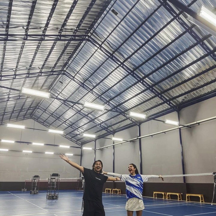 <p>Perayaan ulang tahun Deva Mahenra kali ini sangatlah unik, Bunda. Keduanya membuat acara kecil-kecilan sambil bermain bulu tangkis. (Foto: Instagram: @miktambayong)</p>