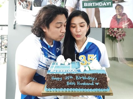 5 Potret Mikha Tambayong Rayakan Ultah Ke-35 Deva Mahenra, Unik Sambil Main Badminton