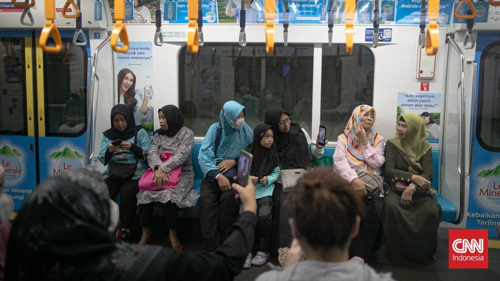 Hari Ini Naik MRT Jakarta Cuma Rp243