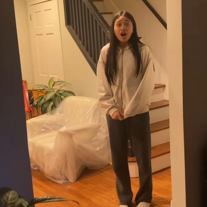 <p>Sang aktor pun membagikan momen haru ketika berkunjung ke tempat tinggal putrinya, Akshara Isaka Raia. Usut punya usut, ternyata sang putri tak mengetahui kedatangan mereka ke Amerika Serikat. (Foto: Instagram@oks_antara)</p>