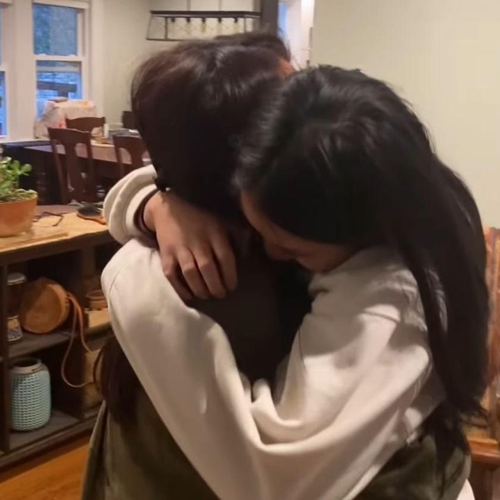 <p>Sontak kehadiran keluarga tercintanya ini membuat Akshara terkejut dan tak bisa menahan tangisnya. “Kunjungan dadakan sejauh 10.000 mil untuk menemui putri saya selama liburan musim semi. Saya tidak bisa berhenti melihat reaksinya,” tulis Oka, dikutip dari laman<em> Instagram@oks_antara,</em> Senin (21/4/2025). (Foto: Instagram@oks_antara)</p>