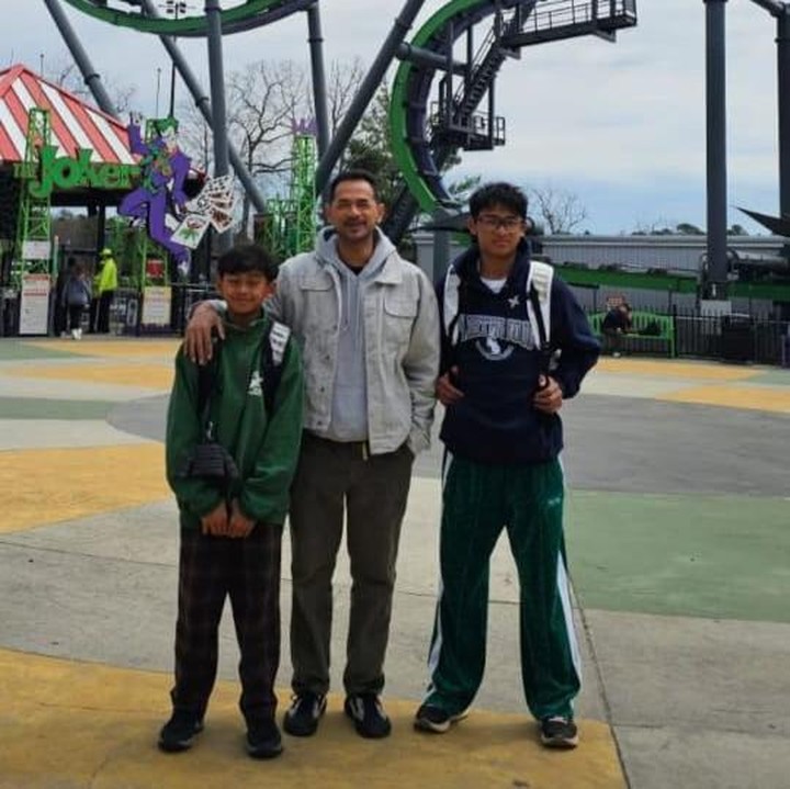 <p>Tak hanya itu, mereka juga jalan-jalan ke tempat wisata populer. Salah satunya adalah taman bermain Six Flags in Jackson New Jersey. Kali ini, Oka mengabadikan momen bersama kedua putranya, Bunda. (Foto: Instagram@oks_antara)</p>