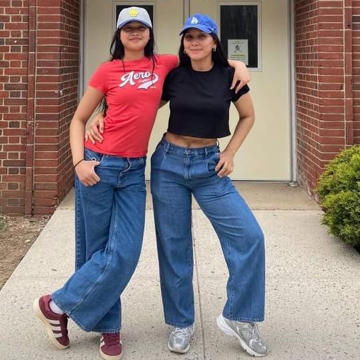 <p>Selama liburan, Oka dan keluarga juga mengunjungi sekolah sang putri di New Jersey, USA. “SMAnya si anak perempuan, tempat ia menimba ilmu. Belajar yang rajin ya nak,” tulis Oka di Instagram Stories. (Foto: Instagram@oks_antara)</p>