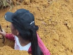 Wanita di Batam Nekat Hadang Truk Tanah hingga Nyaris Terkubur