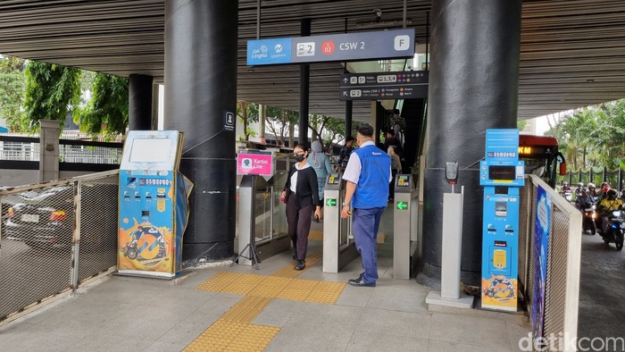 Perempuan gratis naik Transjakarta hari ini dalam rangka Hari Kartini. (Taufiq/detikcom)