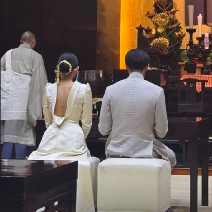 <p>Melalui laman Instagram-nya, Brandon menyebut dirinya ingin baju pernikahan dengan kerah shanghai atau yang mirip dengan baju zaman konolial Belanda. Ternyata, ide ini terinspirasi dari potret kakek dari kakeknya Brandon. (Foto: Instagram: @brandonsalim)</p>