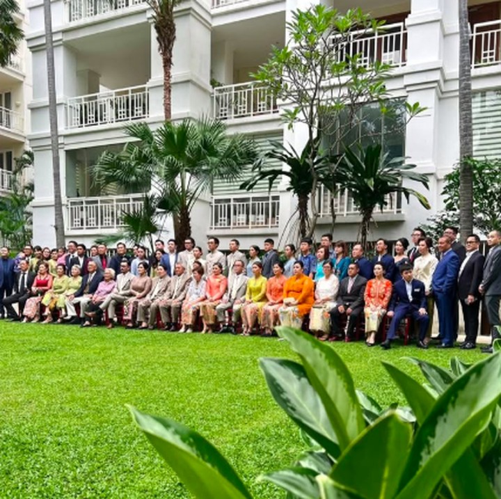 <p>Brandon pun meminta agar seluruh keluarganya dan Dhika difoto dalam satu frame bersama. Ini menjadi salah satu hal yang diimpikan oleh pria 28 tahun itu.  (Foto: Instagram: @brandonsalim)</p>
