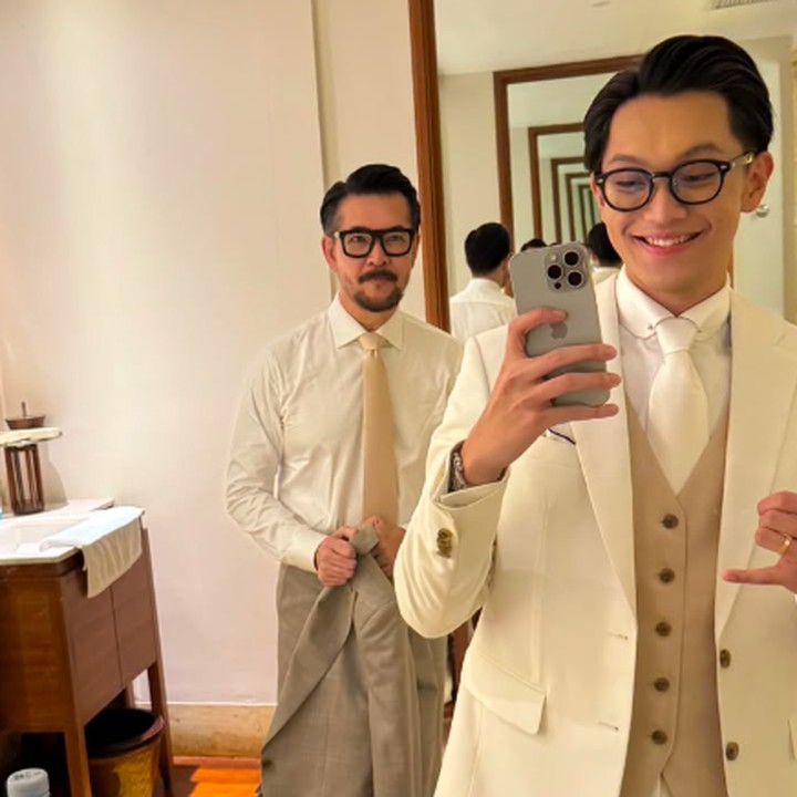 <p>Pada malam harinya, Brandon pun berganti pakaian mengenakan jas serba putih. Ternyata, gayanya kali ini diarahkan langsung oleh sang Ayah, Ferry Salim. "Setelah itu aku siap-siap pakai jas malam yang di-styling oleh my super dad <em>@ferrysal1m</em>," tutur Brandon. (Foto: Instagram: @brandonsalim)</p>