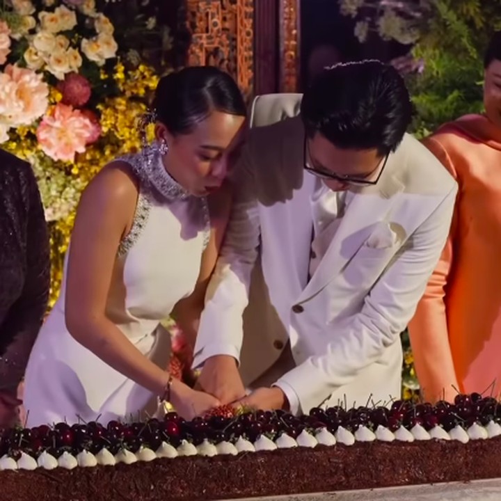 <p>Tidak hanya itu, kue pernikahan Brandon pun dibuat dengan panjang sekitar 1,9 meter. Hal ini disesuaikan dengan tanggal pernikahan keduanya, Bunda. (Foto: Instagram: @brandonsalim)</p>