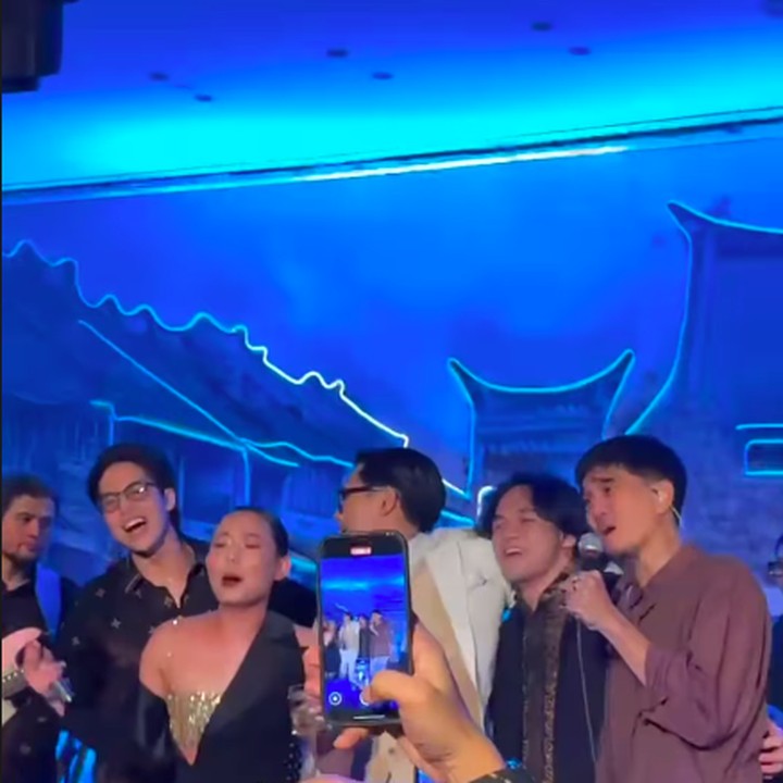 <p>Tidak sampai sana, Brandon juga memberikan kejutan bagi tamu undangan yang hadir. Ia dan sang istri turut mengundang band Sheila on 7 untuk menghibur seluruh sahabat dan keluarga. (Foto: Instagram: @brandonsalim)</p>