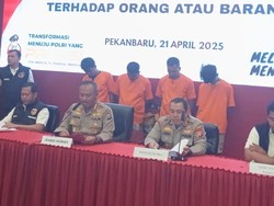 Cekcok Debt Collector Depan Polsek di Pekanbaru, Diduga Rebutan Tarik Mobil