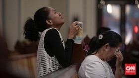 FOTO: Suasana Katedral Usai Kabar Duka Paus Fransiskus Meninggal