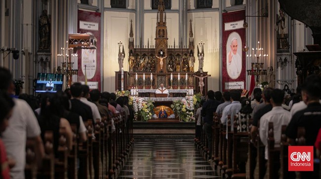 Umat Katolik memenuhi prosesi Misa Requiem bagi Paus Fransiskus di Gereja Katedral Jakarta, Kamis (24/4) malam ini.