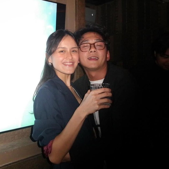<p>Selain keluarga, turut hadir di pesta ini kekasih Tara, yakni aktor Chicco Kurniawan. Keduanya mengabadikan momen spesial itu dalam sebuah foto bersama. Dalam pesta ini, Tara dan Chicco kompak mengenakan pakaian bernuansa warna gelap. (Foto: Instagram @taradermawan)</p>