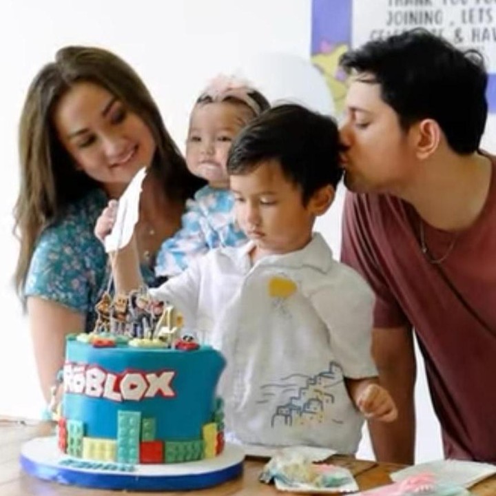 <p>Meski sudah bercerai, Tengku Dewi dan Andrew bersama putri kecilnya, Zeya Savvanah Luv, terlihat satu frame saat menemani Ehsan tiup lilin. Mereka pun tak terlihat canggung saat mengabadikan foto bersama. (Foto: Instagram@tengkudewiputri_tdp)</p>