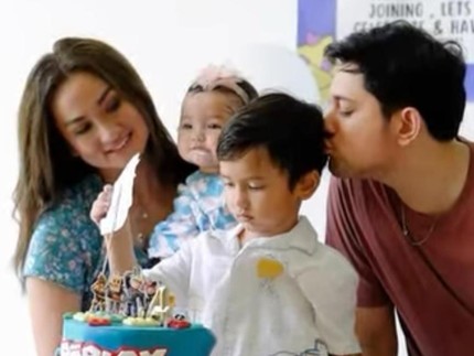 5 Potret Tengku Dewi Putri dan Andrew Andika Tetap Kompak Rayakan Ultah Anak Usai Cerai