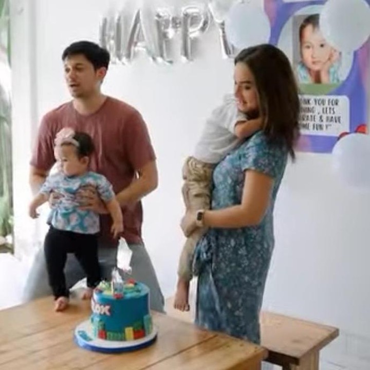 <p>Momen itu dibagikan langsung oleh Tengku Dewi melalui sebuah video yang diunggah di akun Instagram pribadinya. Pada <em>postingan</em> itu, Bunda dua anak ini terlihat sibuk mempersiapkan dekorasi ulang tahun di sekolah Ehsan. (Foto: Instagram@tengkudewiputri_tdp)</p>