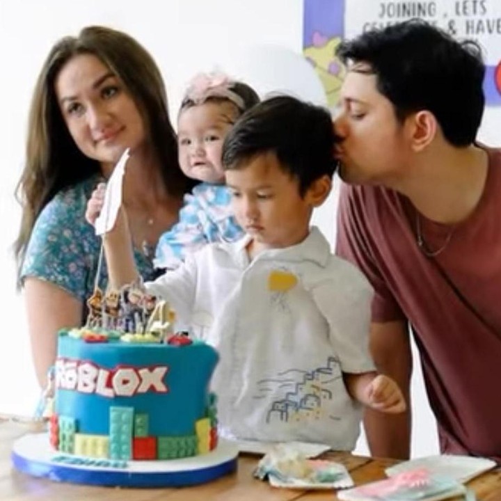 <p>Perempuan 37 tahun ini juga mengucapkan terima kasih kepada sang mantan karena telah hadir di hari ulang tahun putra mereka. "Terima kasih telah datang ke ulang tahun Eshan, Ndru. Dia selalu tersenyum sepanjang hari! Bersyukur kita masih bisa muncul untuk dia <em>co-parenting vibes</em> yang berhasil,” tulisnya. (Foto: Instagram@tengkudewiputri_tdp)</p>