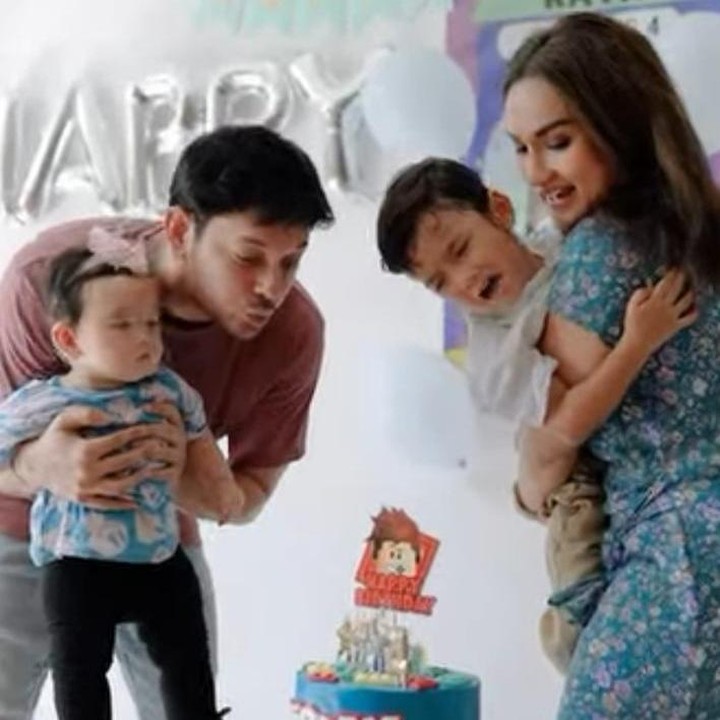 <p>Ia menjelaskan alasannya merayakan ulang tahun sang putra di sekolah adalah agar Ehsan dapat bersenang-senang di hari spesialnya bersama teman-teman. “Kenapa kita rayakan di sekolah? Karena biar Ehsan bisa merayakannya sama teman-temannya. Ini juga tahun pertama dia sejak kita pindah ke Bali,” ungkapnya, dikutip dari laman <em>Instagram@tengkudewiputri_tdp,</em> Senin (21/4/2025). (Foto: Instagram@tengkudewiputri_tdp)</p>