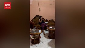 VIDEO: Tersangka Korupsi Rp 21,9 M, Nenek 65 Tahun Ditahan