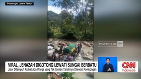 VIDEO: Viral, Jenazah Digotong Lewati Sungai Berbatu